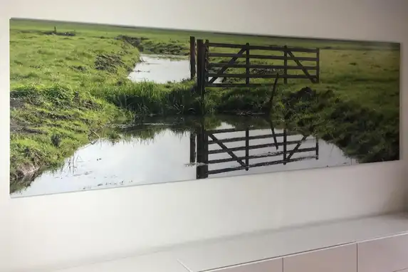 De vaklab fotovegroting verlijmd achter glashelder acrylaat is een sieraad voor ieder interieur.