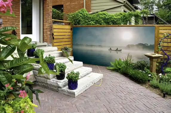 Het grootformaat buitencanvas wordt met onze eigen chauffeur op afspraak gebracht.