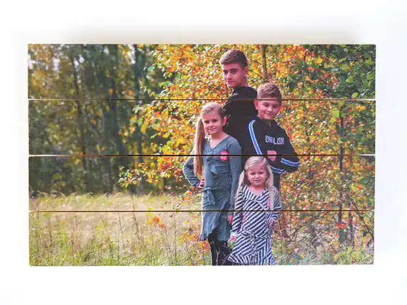 Foto op vurenhout, planken worden wit voorgegrond voor optimale print.