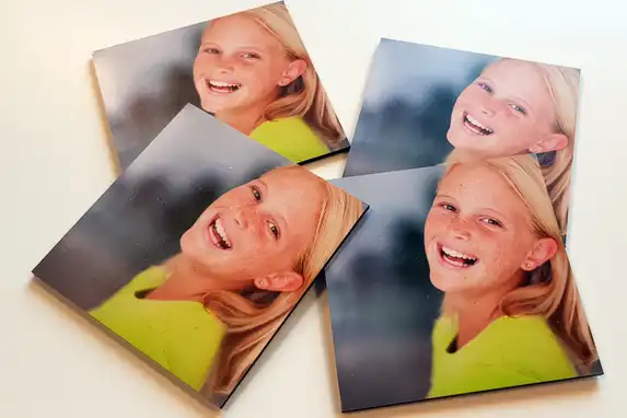 Een aluminium met witte toplaag onderzetter