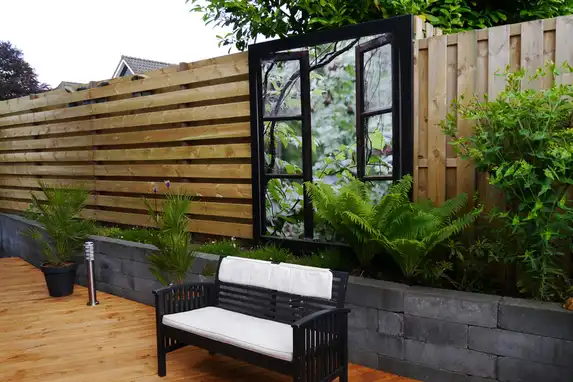 Een grootformaat tuinposter is een echte eyecatcher aan de schutting.